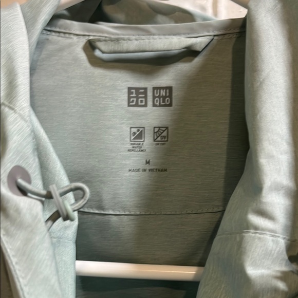 Uniqlo Green Windbreaker with Hood and Elastic Cuffs - Picture 3 of 3